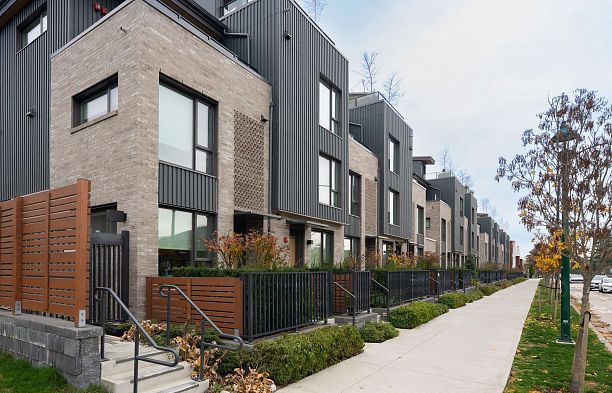 173 805 W 49th Avenue Oakridge VW