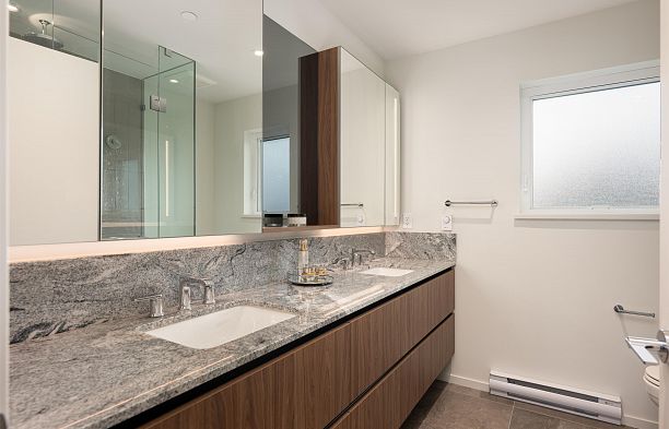 173 805 W 49th Avenue Oakridge VW