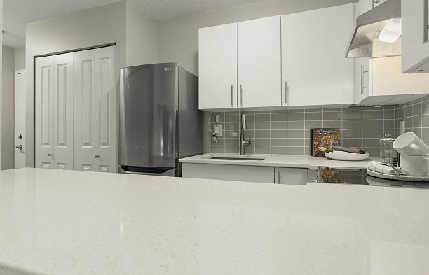 216 1990 W 6th Avenue Kitsilano