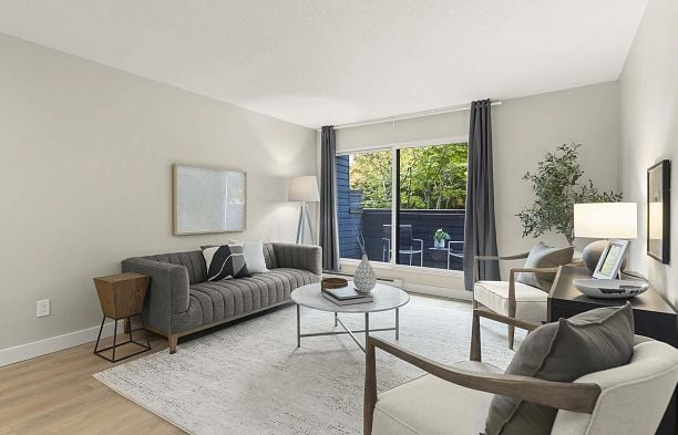 216 1990 W 6th Avenue Kitsilano