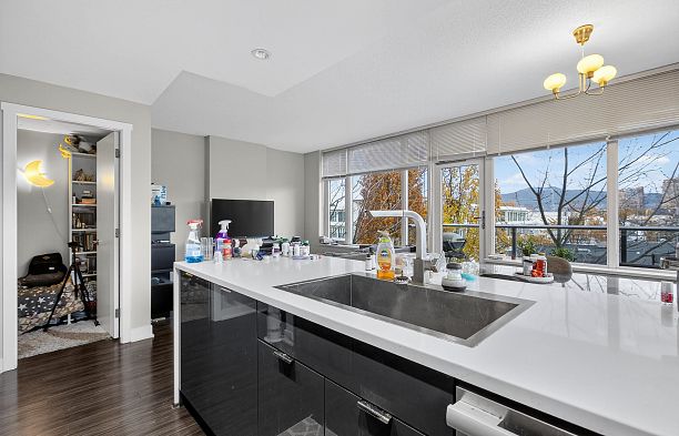 210 1777 W 7th Avenue Fairview VW