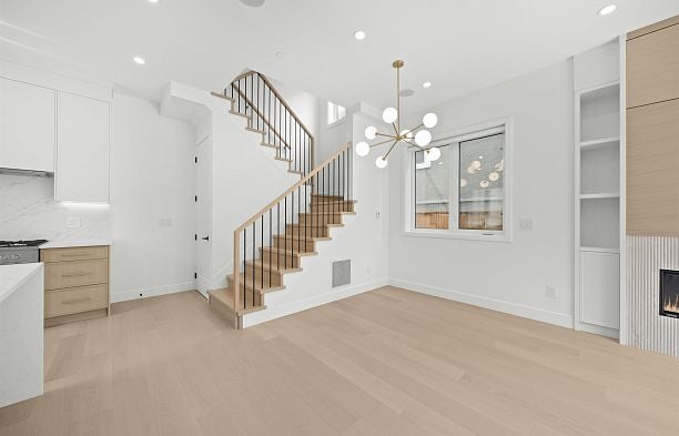 1 6461 E Prince Edward Street Main