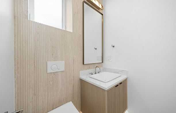 1 6461 E Prince Edward Street Main