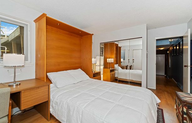 1305 W 8th Avenue Fairview VW