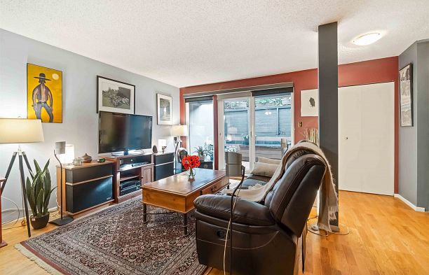 1305 W 8th Avenue Fairview VW