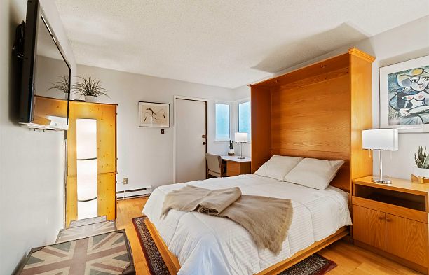 1305 W 8th Avenue Fairview VW