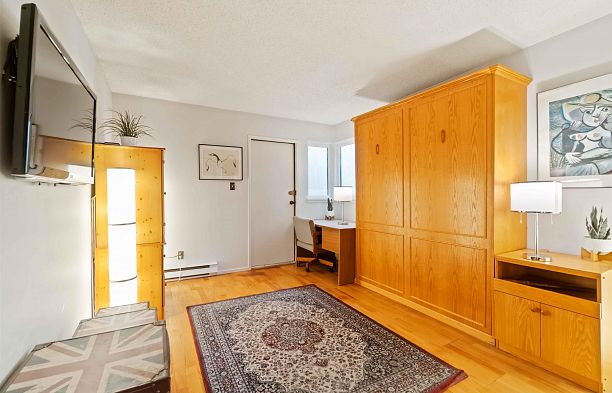 1305 W 8th Avenue Fairview VW