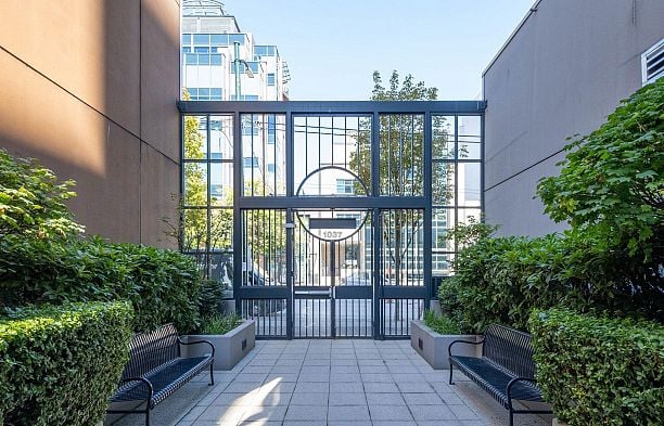 302 1030 W Broadway Street Fairview VW