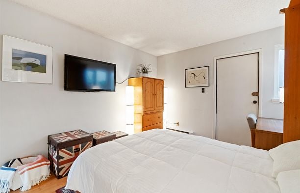 1305 W 8th Avenue Fairview VW