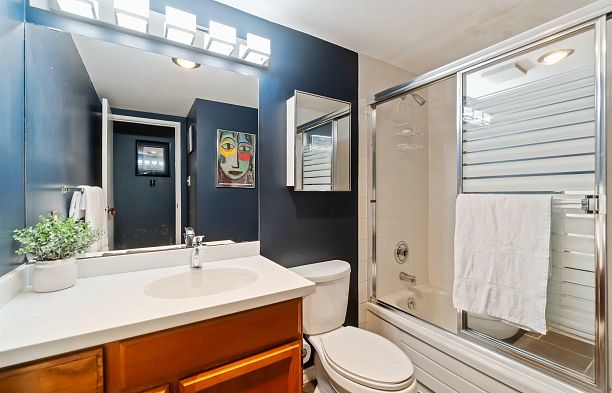 1305 W 8th Avenue Fairview VW