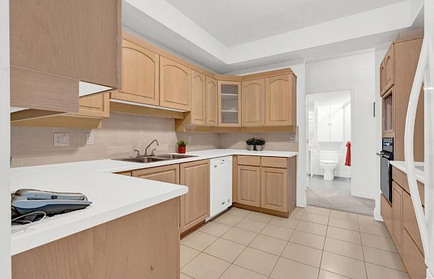 309 3755 W 8th Avenue Point Grey