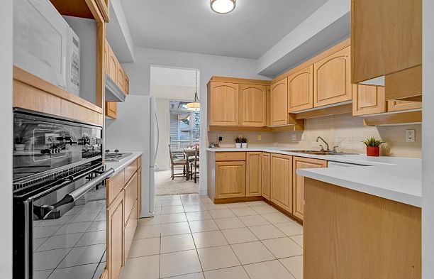 309 3755 W 8th Avenue Point Grey