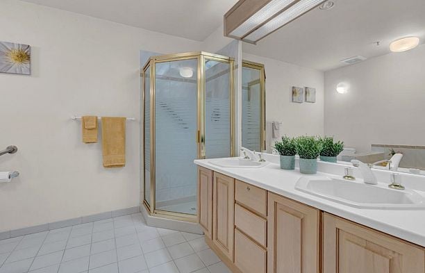 309 3755 W 8th Avenue Point Grey