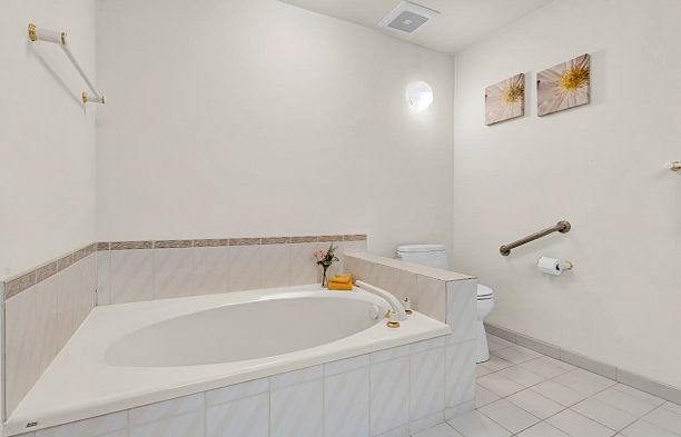 309 3755 W 8th Avenue Point Grey