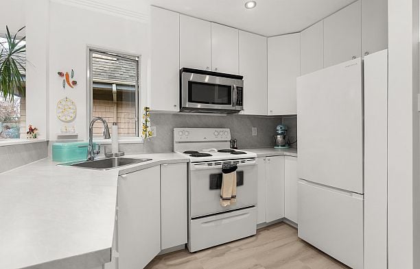 E301 623 W 14th Avenue Fairview VW