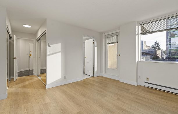 401 1235 W Broadway Fairview VW