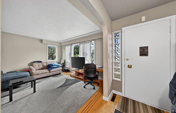 5765 Quebec Street Main