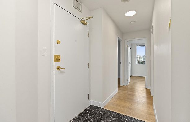 401 1235 W Broadway Fairview VW