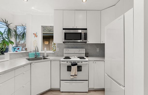 E301 623 W 14th Avenue Fairview VW