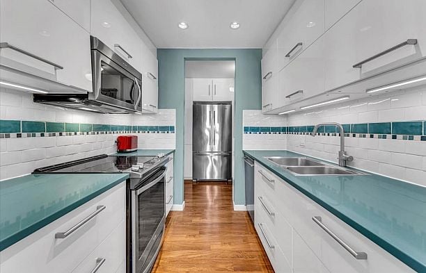 303 966 W 14th Avenue Fairview VW