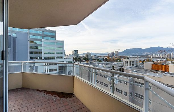 401 1235 W Broadway Fairview VW