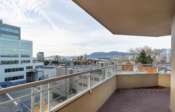 401 1235 W Broadway Fairview VW