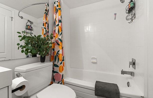 203 755 W 15th Avenue Fairview VW