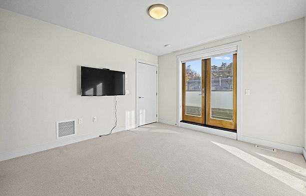 5522 Oak Street Cambie