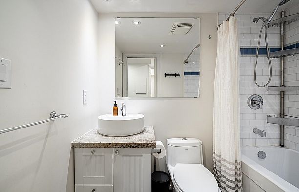 218 1990 W 6th Avenue Kitsilano