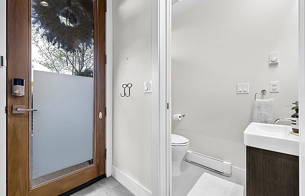 5522 Oak Street Cambie