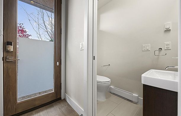 5522 Oak Street Cambie