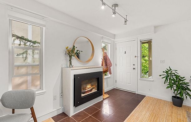 203 755 W 15th Avenue Fairview VW