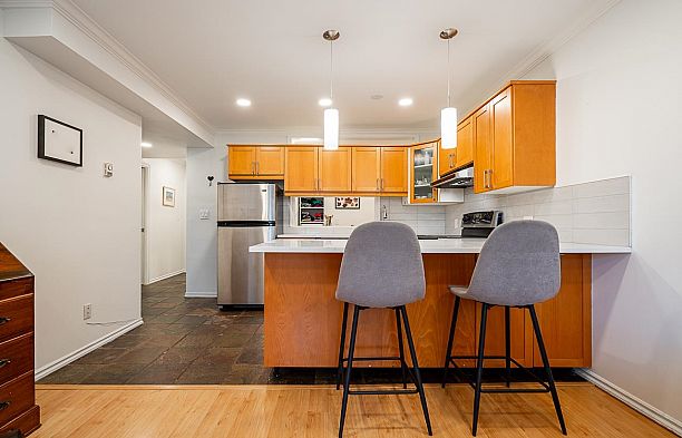 218 1990 W 6th Avenue Kitsilano