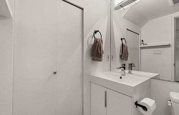 203 755 W 15th Avenue Fairview VW