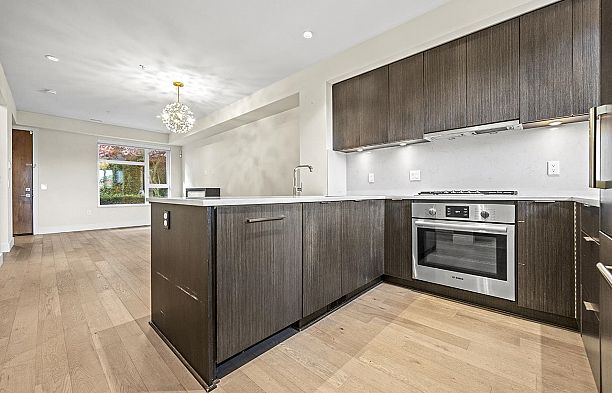 5522 Oak Street Cambie