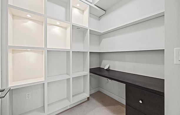 5522 Oak Street Cambie