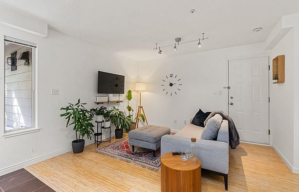 203 755 W 15th Avenue Fairview VW