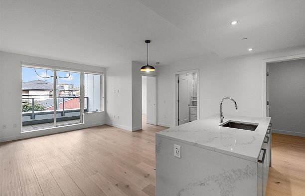 207 5693 Elizabeth Street Cambie