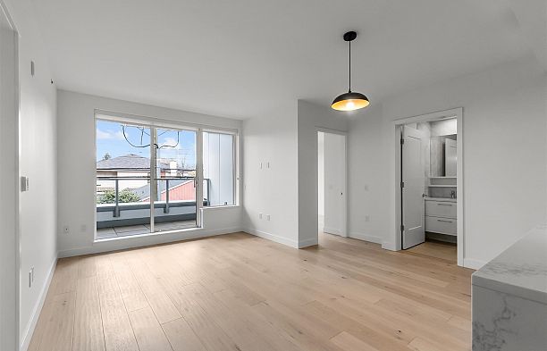 207 5693 Elizabeth Street Cambie