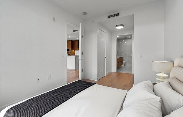 207 5693 Elizabeth Street Cambie