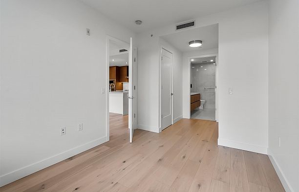 207 5693 Elizabeth Street Cambie