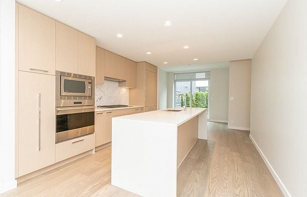 18 3483 Ross Drive University VW