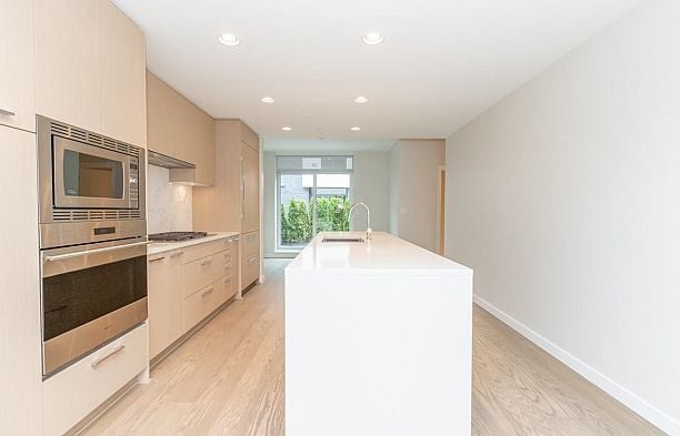 18 3483 Ross Drive University VW