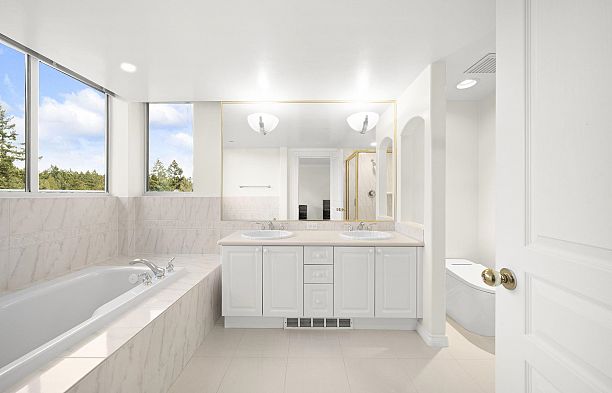 1700 5615 Hampton Place University VW