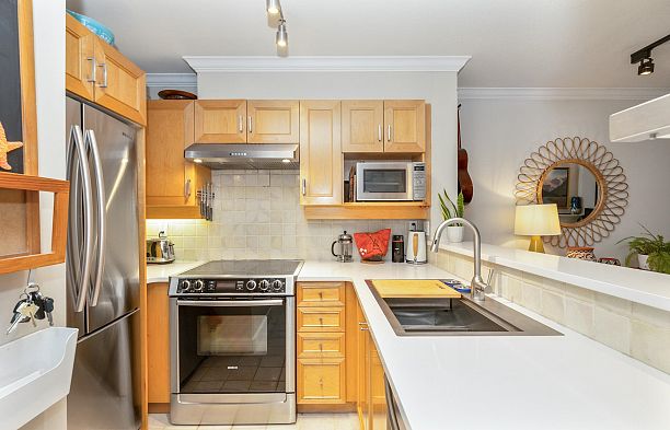 209 3333 W 4th Avenue Kitsilano