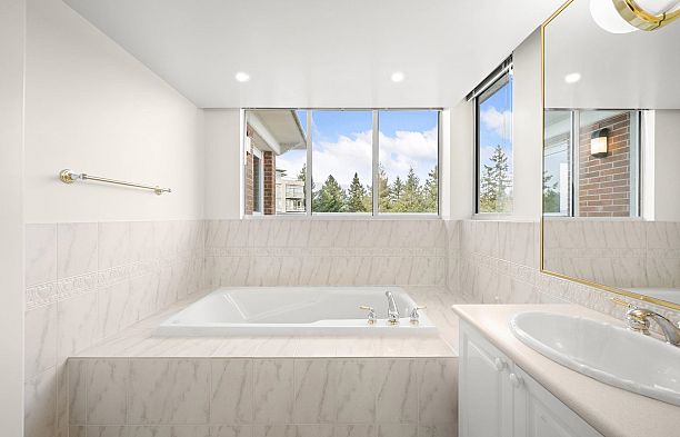 1700 5615 Hampton Place University VW