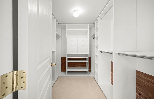 1700 5615 Hampton Place University VW