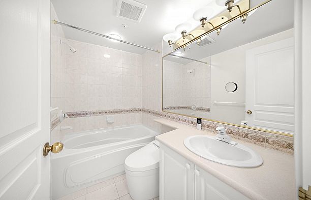 1700 5615 Hampton Place University VW