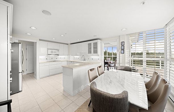 1700 5615 Hampton Place University VW