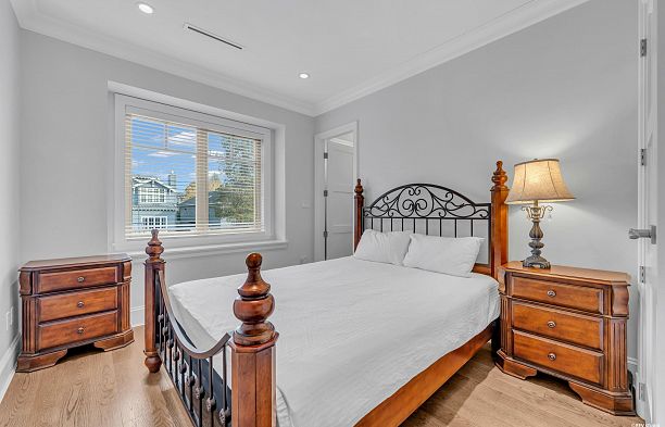 7458 Maple Street S.W. Marine